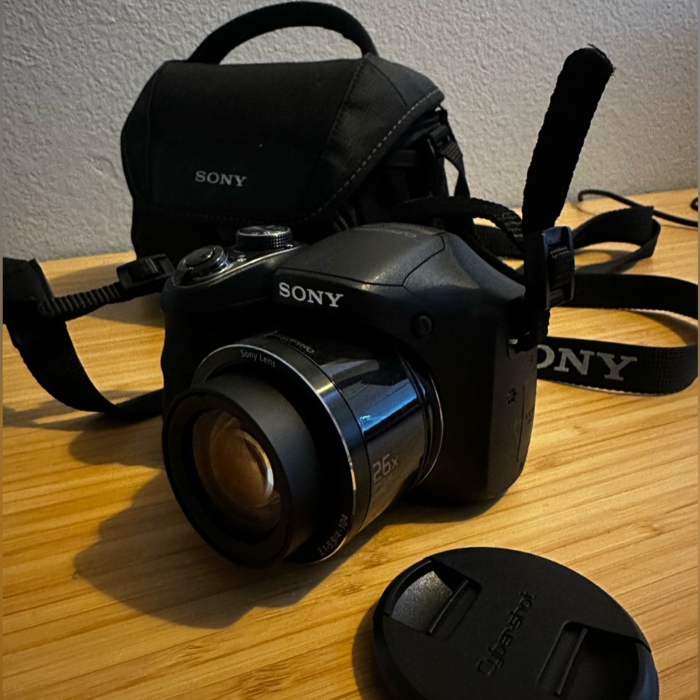 Sony Cybershot DSC-H200 DSLR Camera